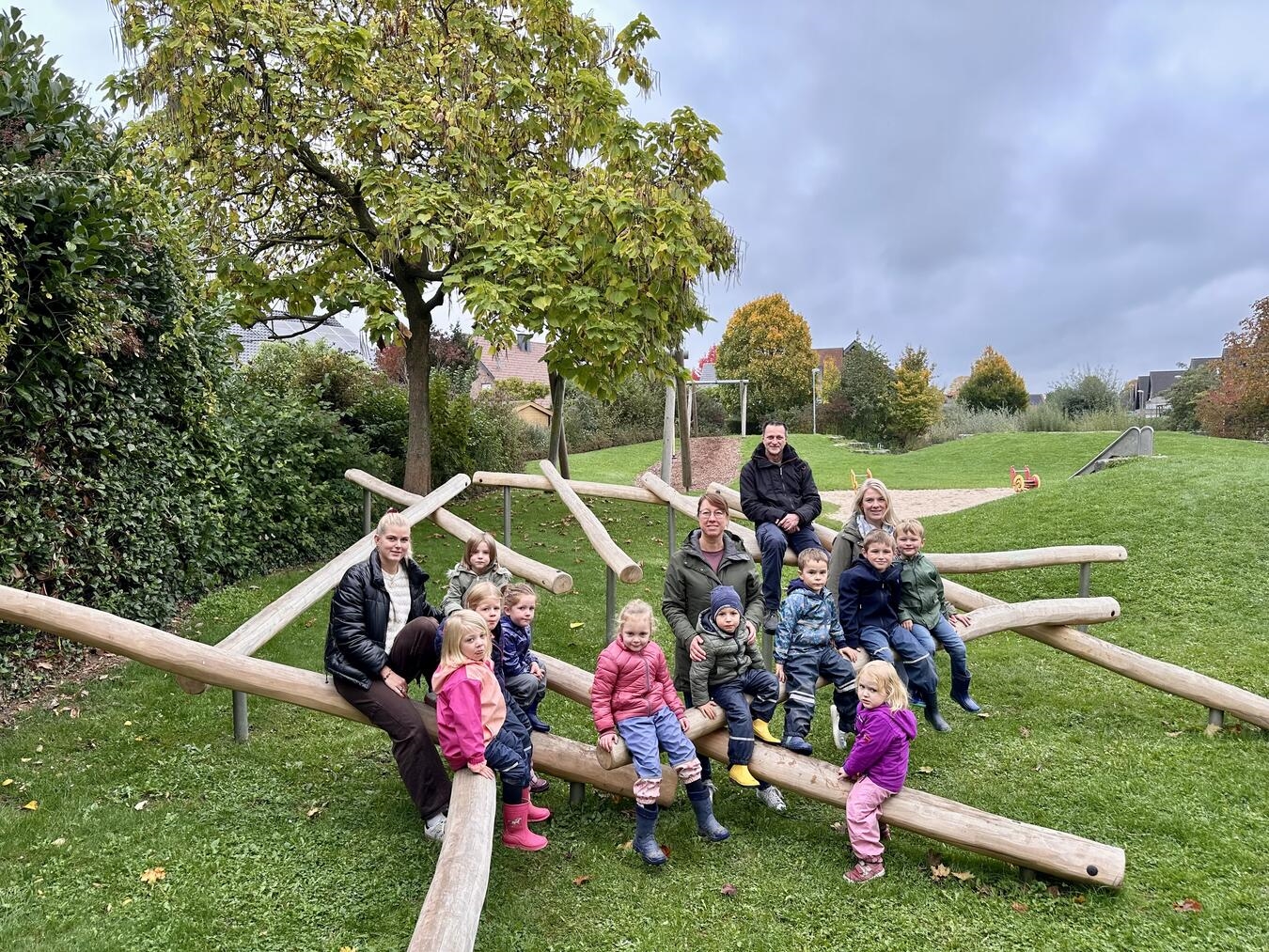 Die Kinder der Kita Am Rodebusch durften das neue Balancierspiel am Spielplatz Am Heytgraben in Veert einweihen. Im Hintergrund: Michael Panis, Projektverantwortlicher der Stadt Geldern.Foto: Stadt Geldern/Terhorst