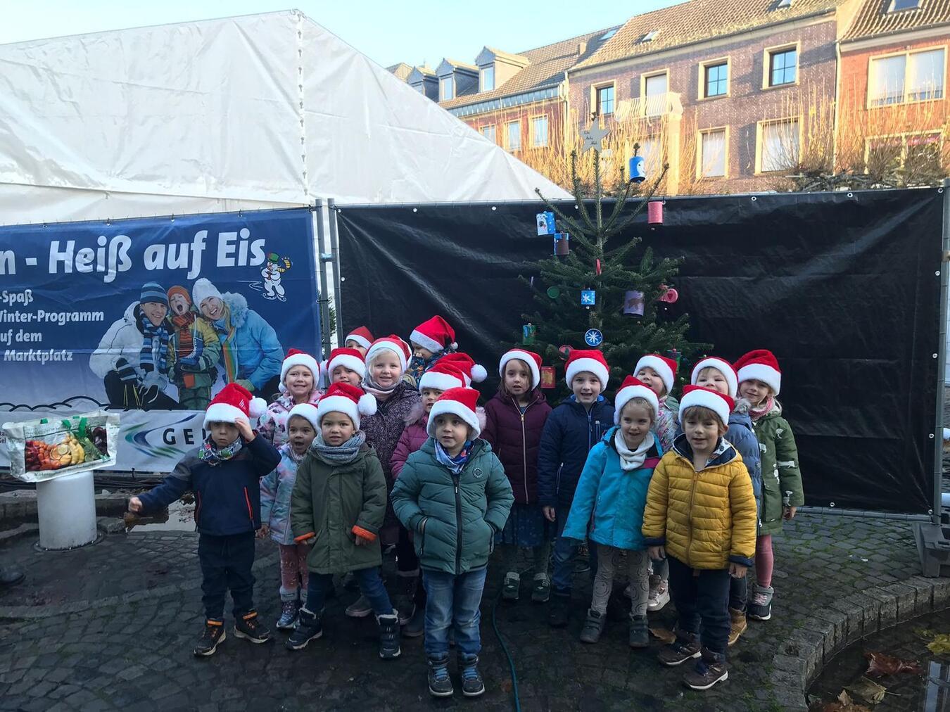 Die Kinder der Kita Arche Noah bastelten Weihnachtsbaumschmuck aus alten Dosen. Foto: Stadt Geldern/Niersmann 