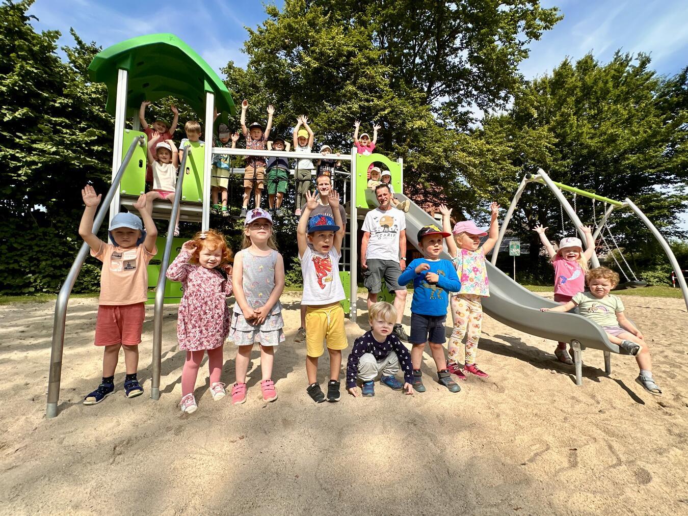 Die Kinder der Kita Eskenspfad testeten die neue Spielkombination auf dem Spielplatz an der Ringstraße und waren zur Freude des Projektverantwortlichen der Stadt Geldern, Michael Panis (r. an der Schaukel, Team Grünflächen & Friedhöfe), beim Vor-Ort-Besuch sehr zufrieden.Foto: Stadt Geldern/Terhorst