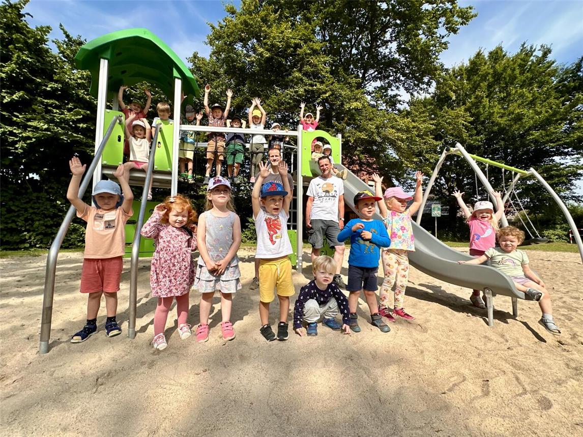 Die Kinder der Kita Eskenspfad testeten die neue Spielkombination auf dem Spielplatz an der Ringstraße und waren zur Freude des Projektverantwortlichen der Stadt Geldern, Michael Panis (r. an der Schaukel, Team Grünflächen & Friedhöfe), beim Vor-Ort-Besuch sehr zufrieden.Foto: Stadt Geldern/Terhorst