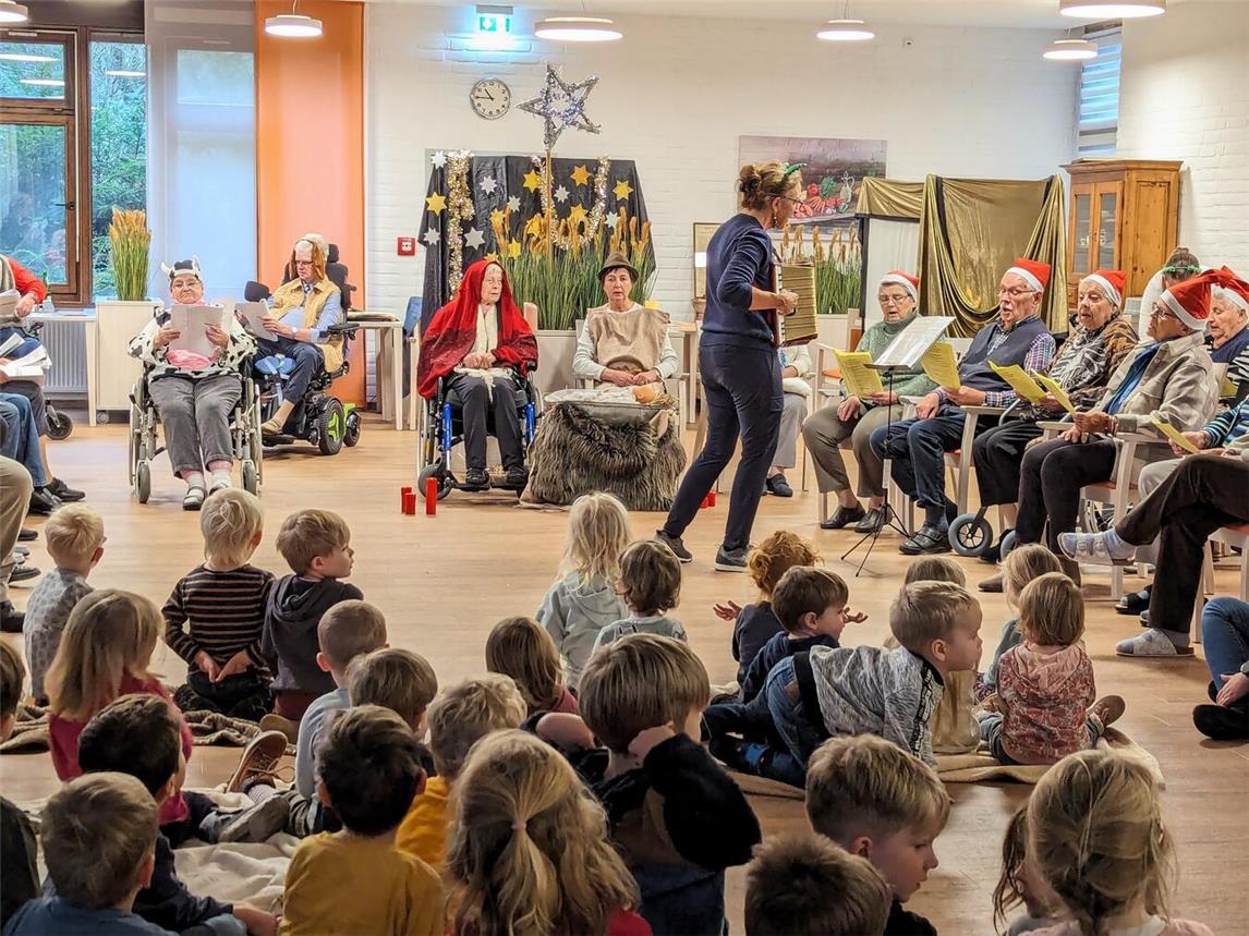 Die Kinder der KiTa Pustekuchen schauen gebannt die Vorstellung des Krippenspiels im evangelischen Seniorenzentrum am Park. Foto: JK
