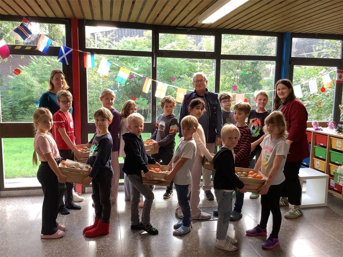 "Fröhliche Kinder der Regenbogenschule mit frischem Obst, gesunde Ernährung, Schulprojekt"
