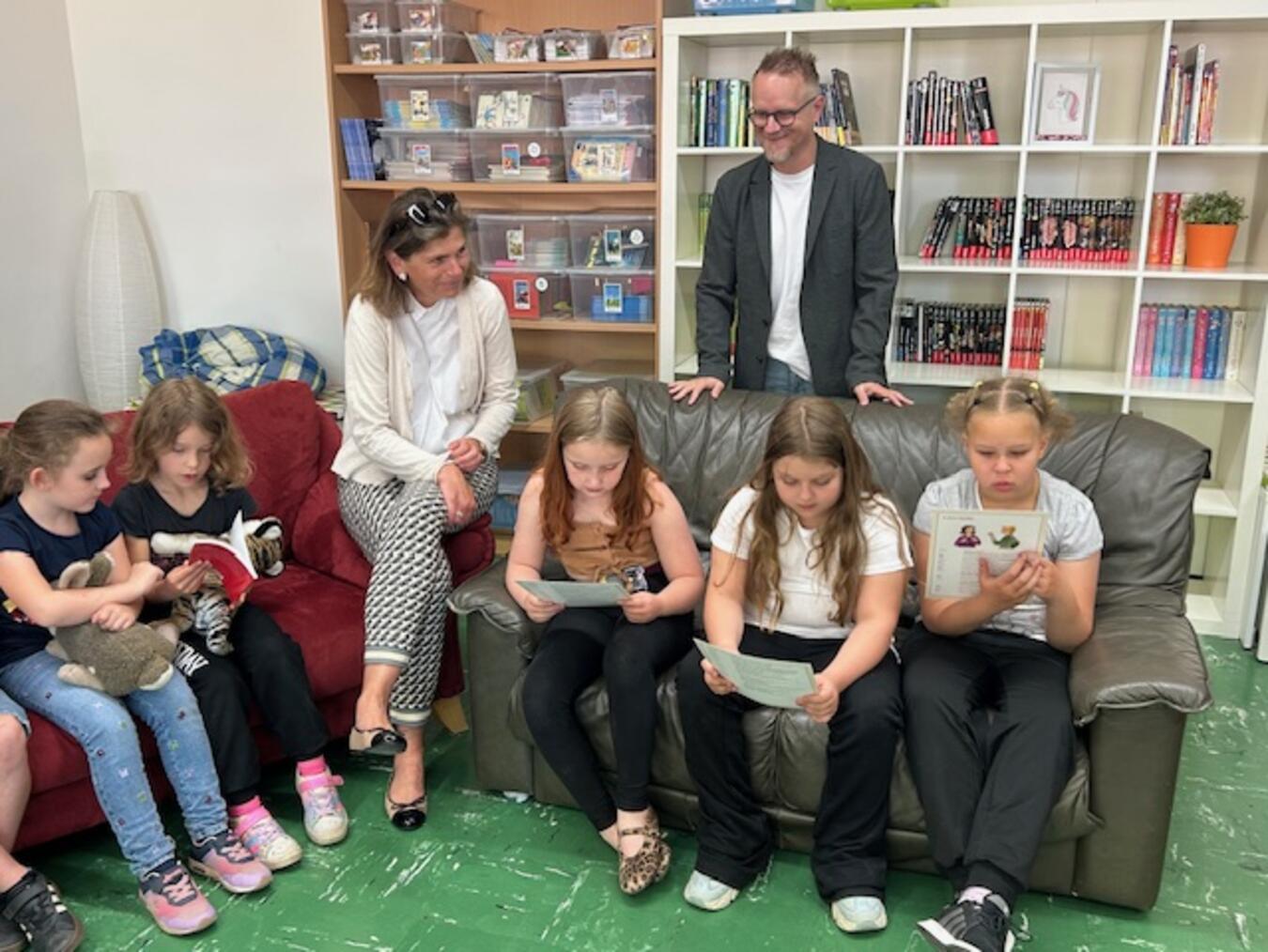 Die Kinder der St.-Antonius-Schule in Kevelaer und Lehrer Andreas Berndt freuen sich über ihre neuen Lesematerialien. Foto: Privat