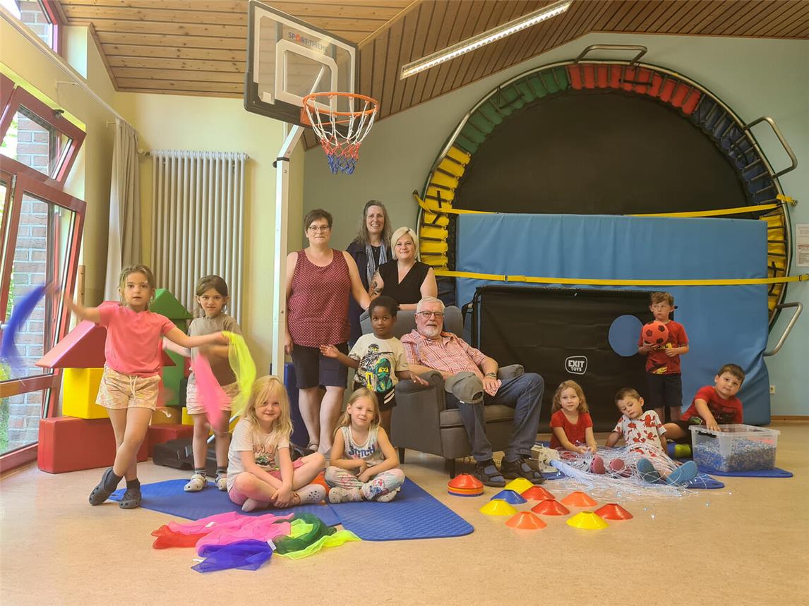 Die Kinder des Barbara-Kindergarten um Kita-Leiterin Sabine Sönnichsen und Karl-Heinz Biermann freuen sich über die großzügige Spende des Vereins „Lachende Kinder“. Foto: Caritasverband Geldern-Kevelaer