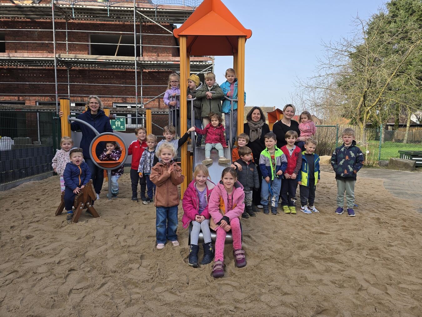 Kinder im Elterninitiativ-Kindergarten Kieselstein Weeze mit neuem Spielgerät, gespendet von Stiftung „Jetzt Weeze“.