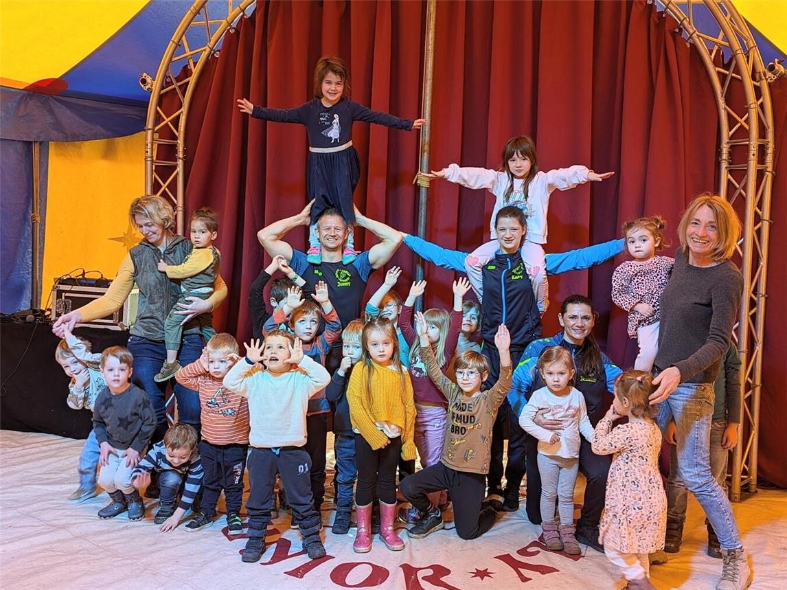 Die Kinder des Kindergartens Waldzwerge bereiten sich mit dem Team vom Zirkus Casselly Junior auf ihre eigene Show vor.NN-Fotos: Jacqueline Kurschatke