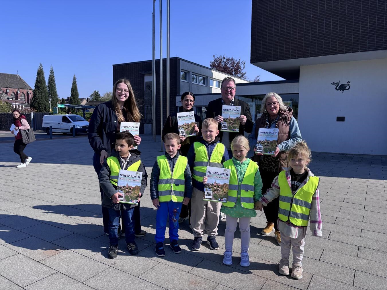 Die Kinder des Kindergartens Wirbelwind waren zu Besuch bei Bürgermeister Georg Koenen im Weezer Rathaus. Foto: Gemeinde Weeze