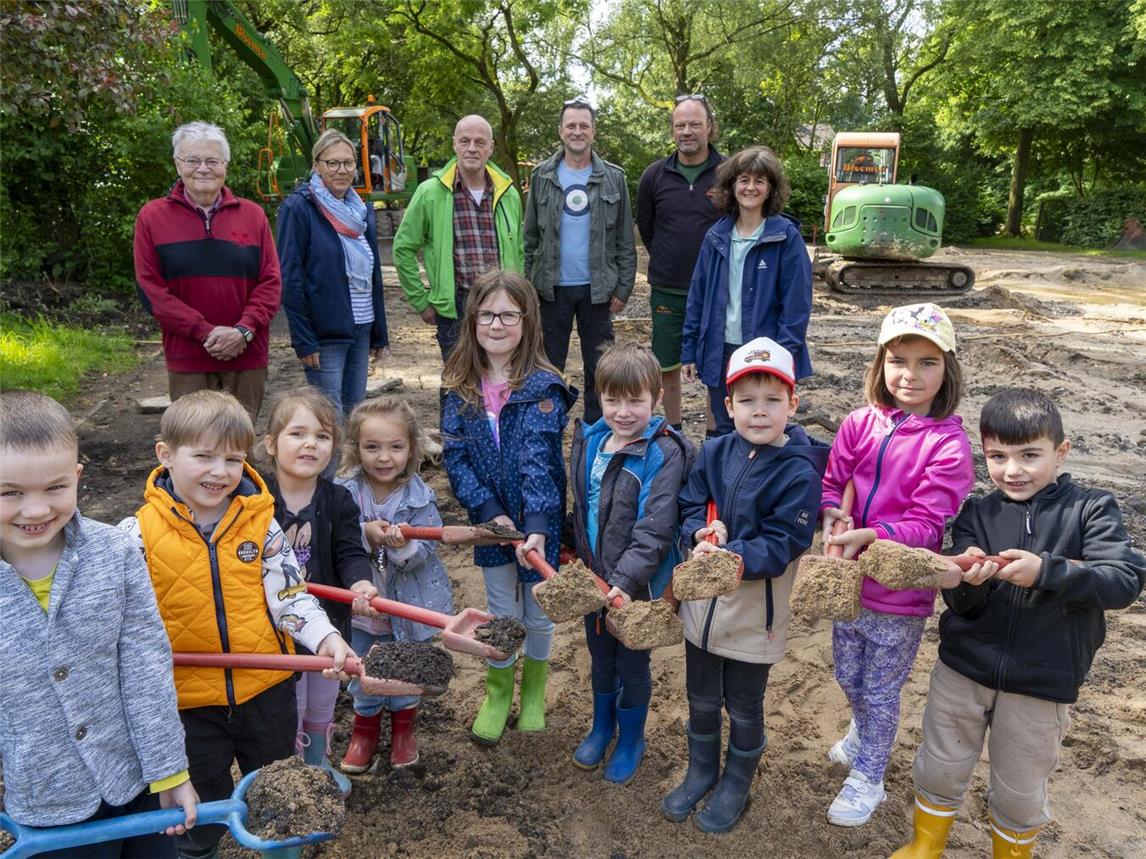 Die Kinder des Kolping-Kindergartens im Einsatz beim offiziellen Spatenstich-Termin für den neuen Kolpingspielplatz. Ebenfalls beim Spatenstich dabei waren (hinten v.l.n.r.): Ortsbürgermeister Walter Schröder, Silke Mogritz-Streppel (Ausschussvorsitzende Jugendhilfeausschuss). Hartwig Bloemen (Geschäftsführer Bloemen Landschaftsbau und Gartenpflege), Michael Panis (Team Grünflächen und Friedhöfe der Stadt Gedlern), Matthias Neumann-Loy (Firma Bloemen) und Monika Gottschlich (Team Jugendarbeit der Stadt Geldern).Foto: Stadt Geldern/Seybert