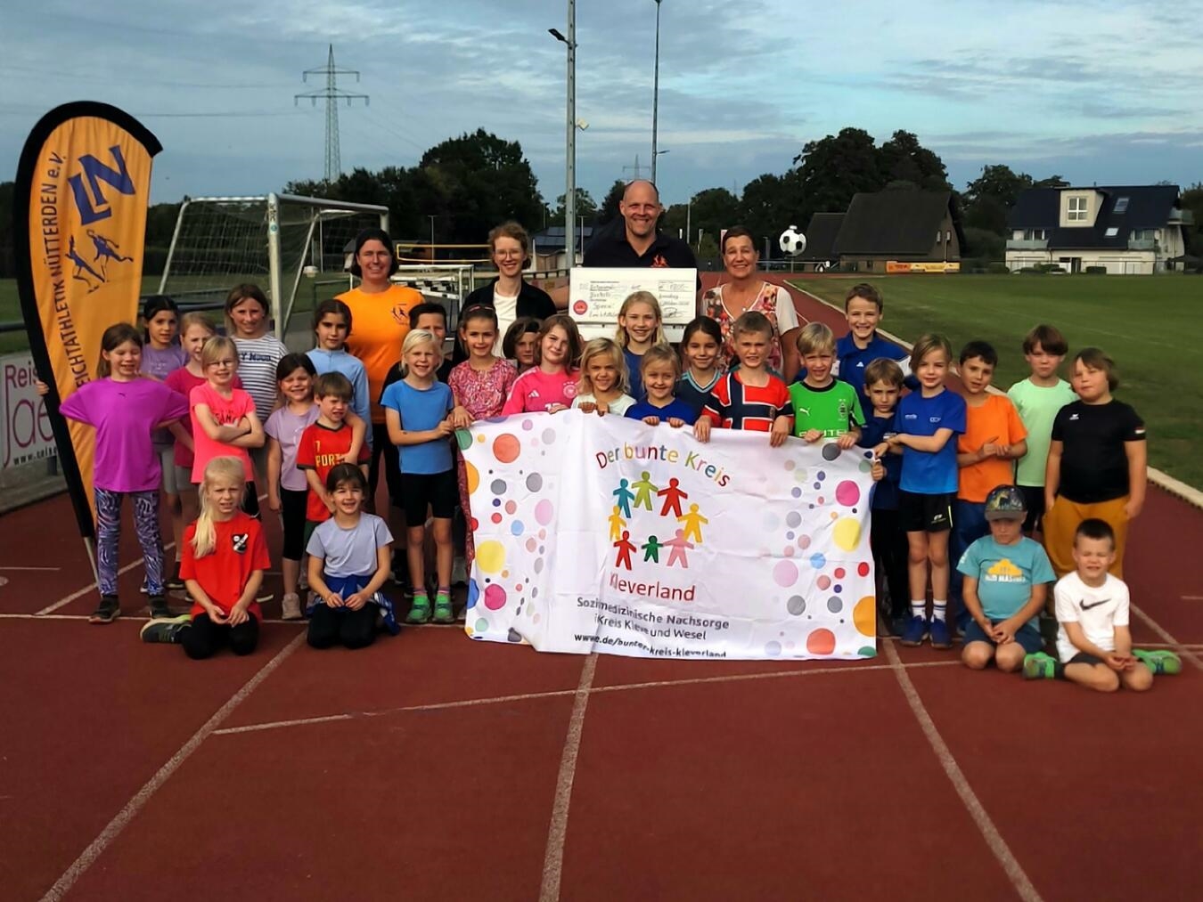 "Leichtathletikverein Nütterden Kinder spenden 1.800 Euro, Gruppenfoto"