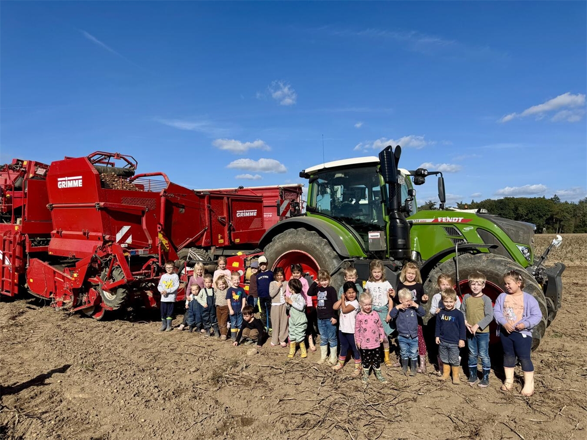 Kinder des St.-Cyriakus-Kindergartens Weeze auf Kartoffelfeld-Ausflug