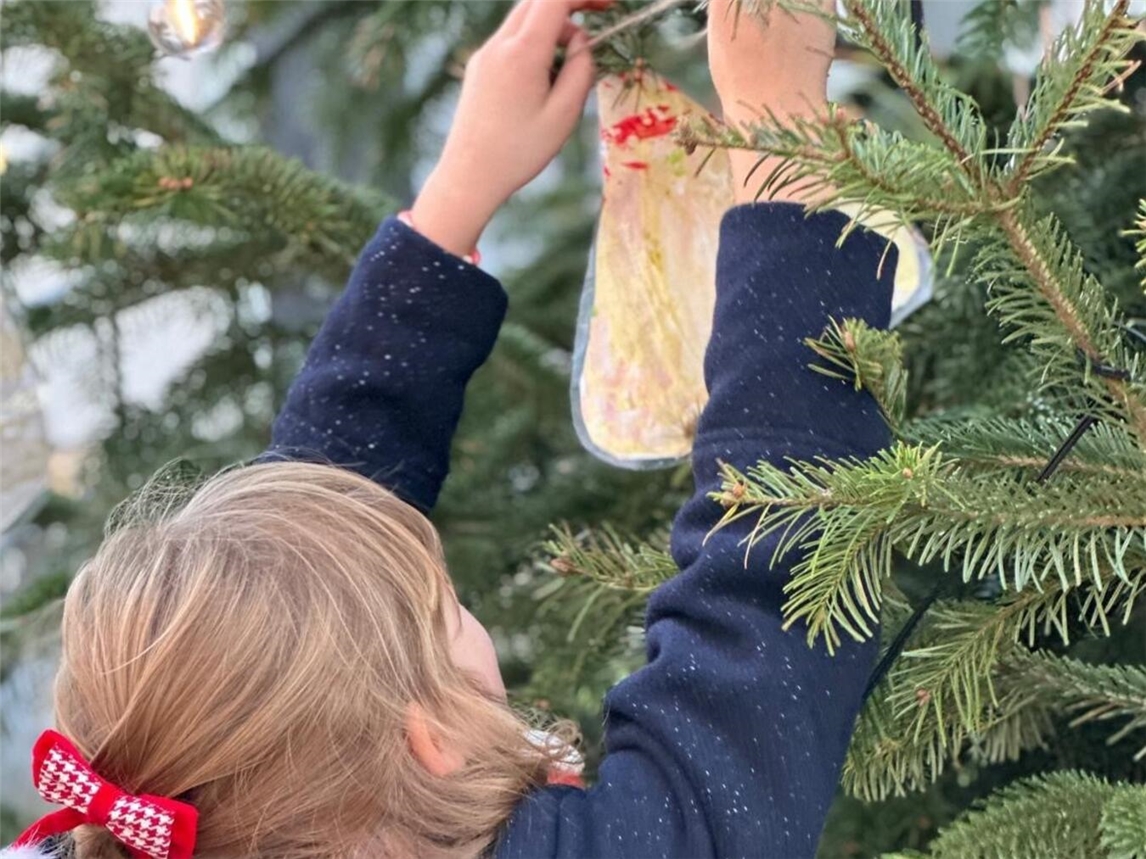 Die Kinder des St. Vincentius Kindergartens schmücken den Tannenbaum. Foto: privat