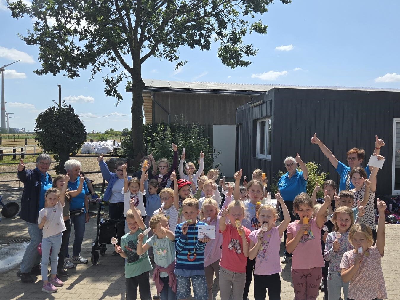 "Glückliche Kinder spielen draußen an einem sonnigen Tag, Freude, Spielplatz, Fröhlichkeit, Sommer"