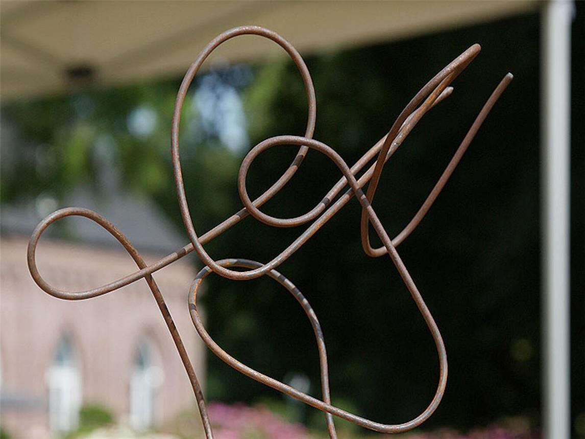 Die Kinder formen aus gebogenem Draht und Gipsbinden verschiedene Figuren. Foto: Stiftung Museum Schloss Moyland/Maurice Dorren 