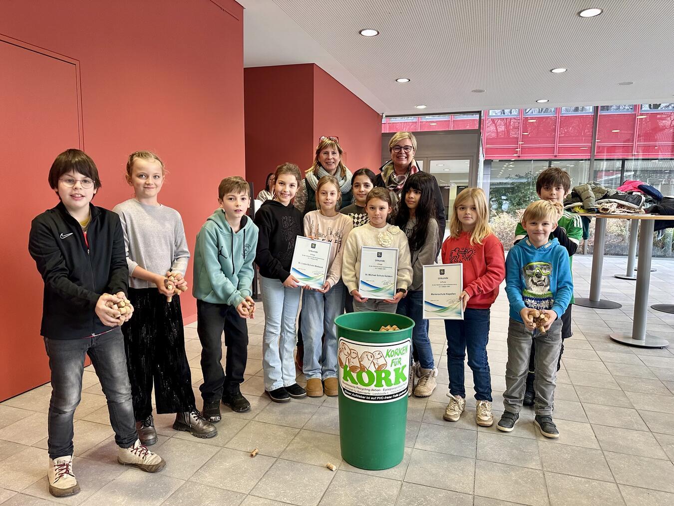 Die Kinder freuen sich über ihren großen Erfolg bei der Korksammel-Aktion. Foto: Stadt Geldern/Terhorst