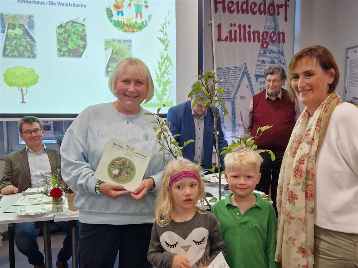 Die Kinder Henrietta und Hannee nahmen die Ehrung stellvertretend für das Kinderhaus entgegen. Foto: Kreisverband für Heimatpflege