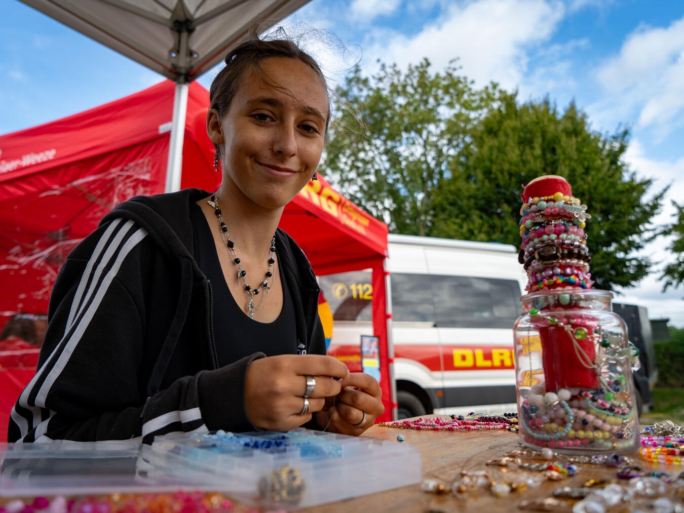 "Bunte Kinderarmbänder mit Namen, handgefertigt bei Bastelaktion – Foto von Gerhard Seybert"
