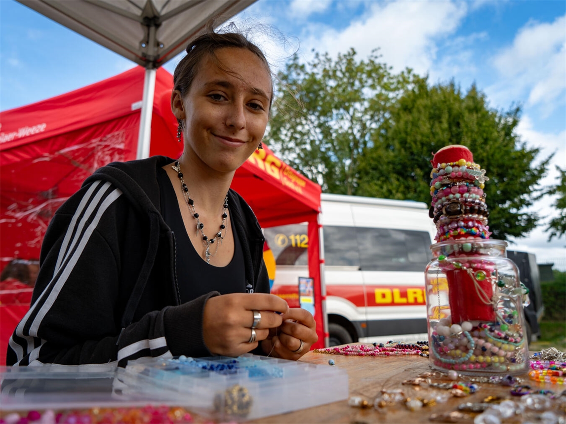 "Bunte Kinderarmbänder mit Namen, handgefertigt bei Bastelaktion – Foto von Gerhard Seybert"