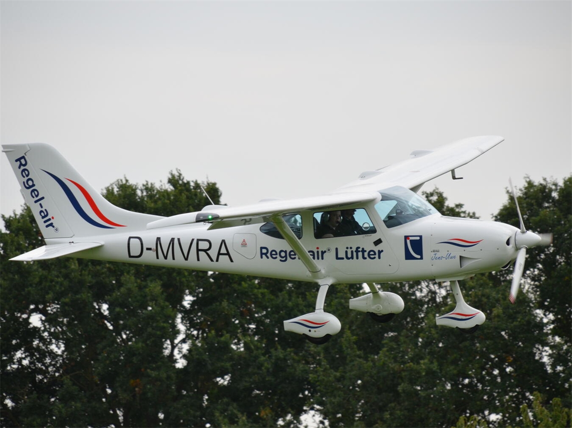 "Flugbegeisterte Kinder in verschiedenen Flugzeugtypen, Foto von Amelie Kröll"