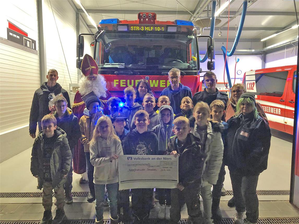 Die Kinder mit dem Nikolaus, den Betreuern sowie den Vertretern der Gärtnergemeinschaft Broekhuysen bei der Scheckübergabe. Foto: privat