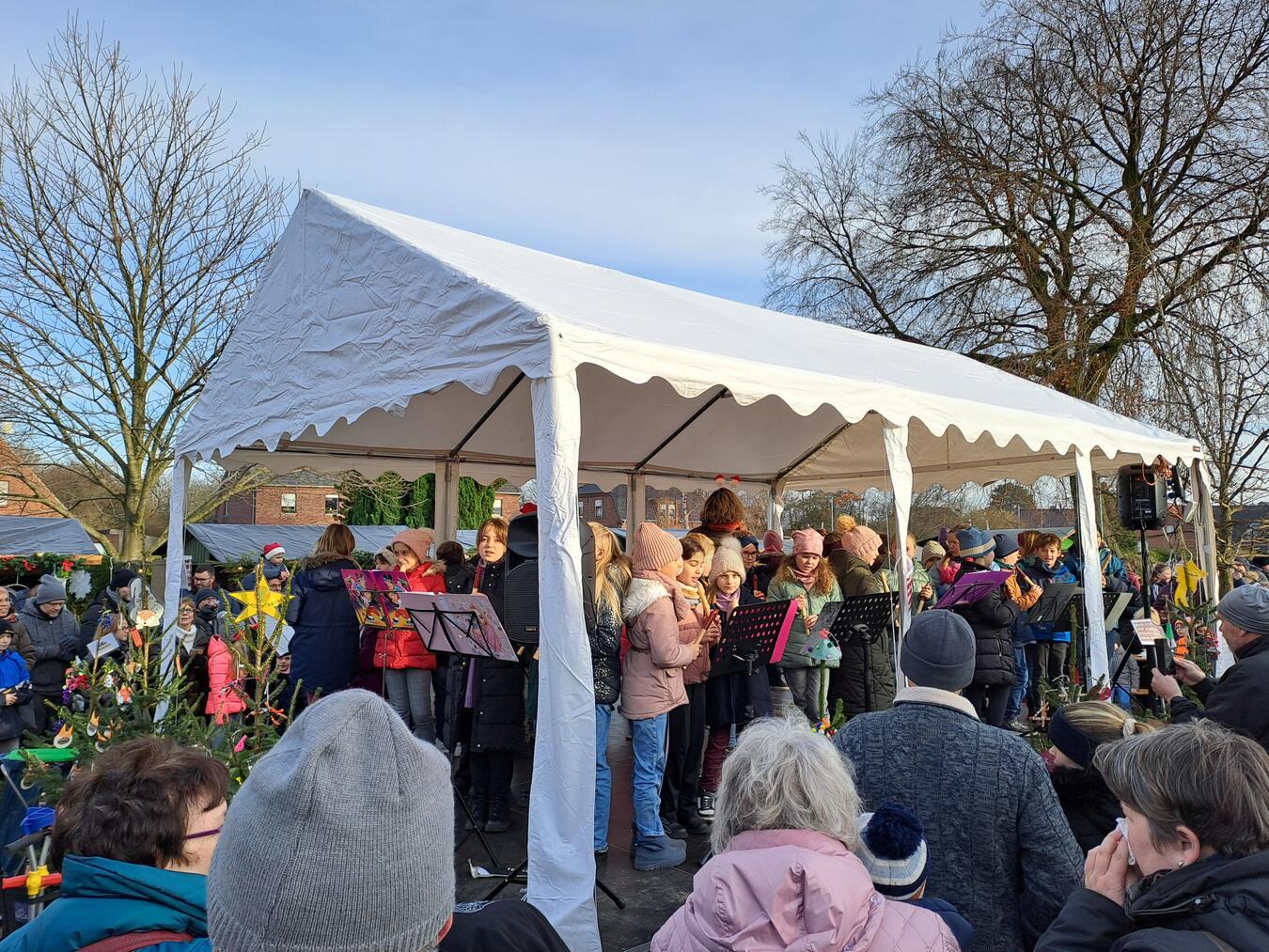 36. Pfalzdorfer Weihnachtsmarkt bringt Freude für alle Die Kinder singen Weihnachtslieder.