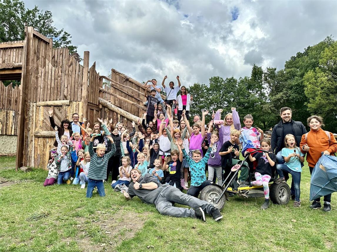 Die Kinder und Betreuer der Gelderner Ferienspiele beim Besuch von Bürgermeister Sven Kaiser 2023 auf dem Gelände in Pont. Foto: Stadt Geldern/Terhorst