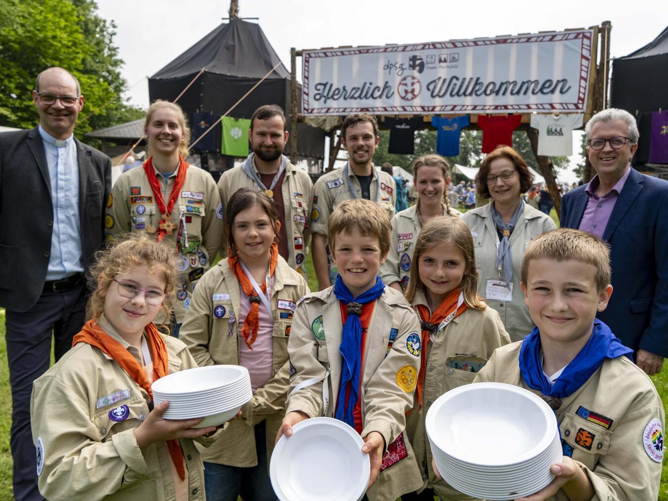 Die Kinder und das Leiterteam der DPSG Hartefeld sowie Pfarrer Arndt Thielen bedankten sich bei Volksbank-Ortsrepräsentant Christoph Dicks, der das Jubiläumslager der DPSG Hartefeld besuchte. Foto: Gerhard Seybert 