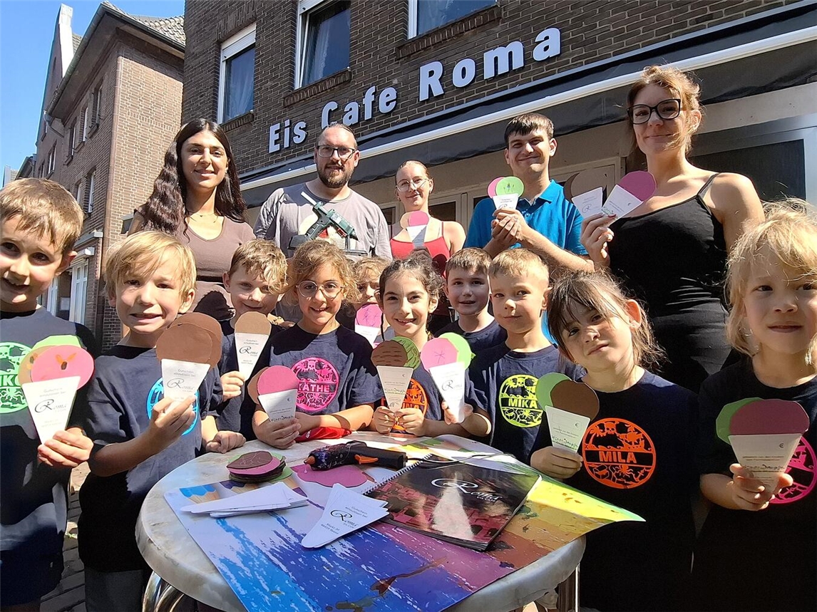"Kinder und Team der Kita Wiesenhüpfer mit Armond Mustafa im blauen Shirt bei einem Besuch, Foto: privat"