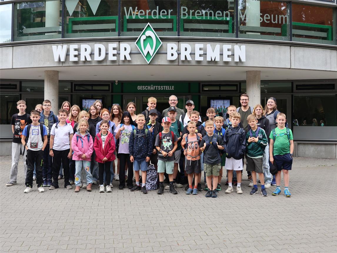 Die Kinder und Jugendlichen besuchten mit ihren Betreuern das Weserstadion in Bremen.Foto: privat