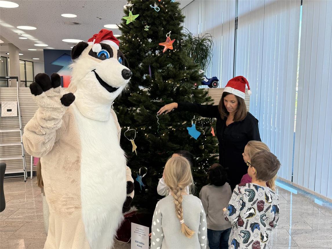 Die Kinder vor einem geschmückten Tannenbaum in der Volksbank-Filiale. Foto: privat