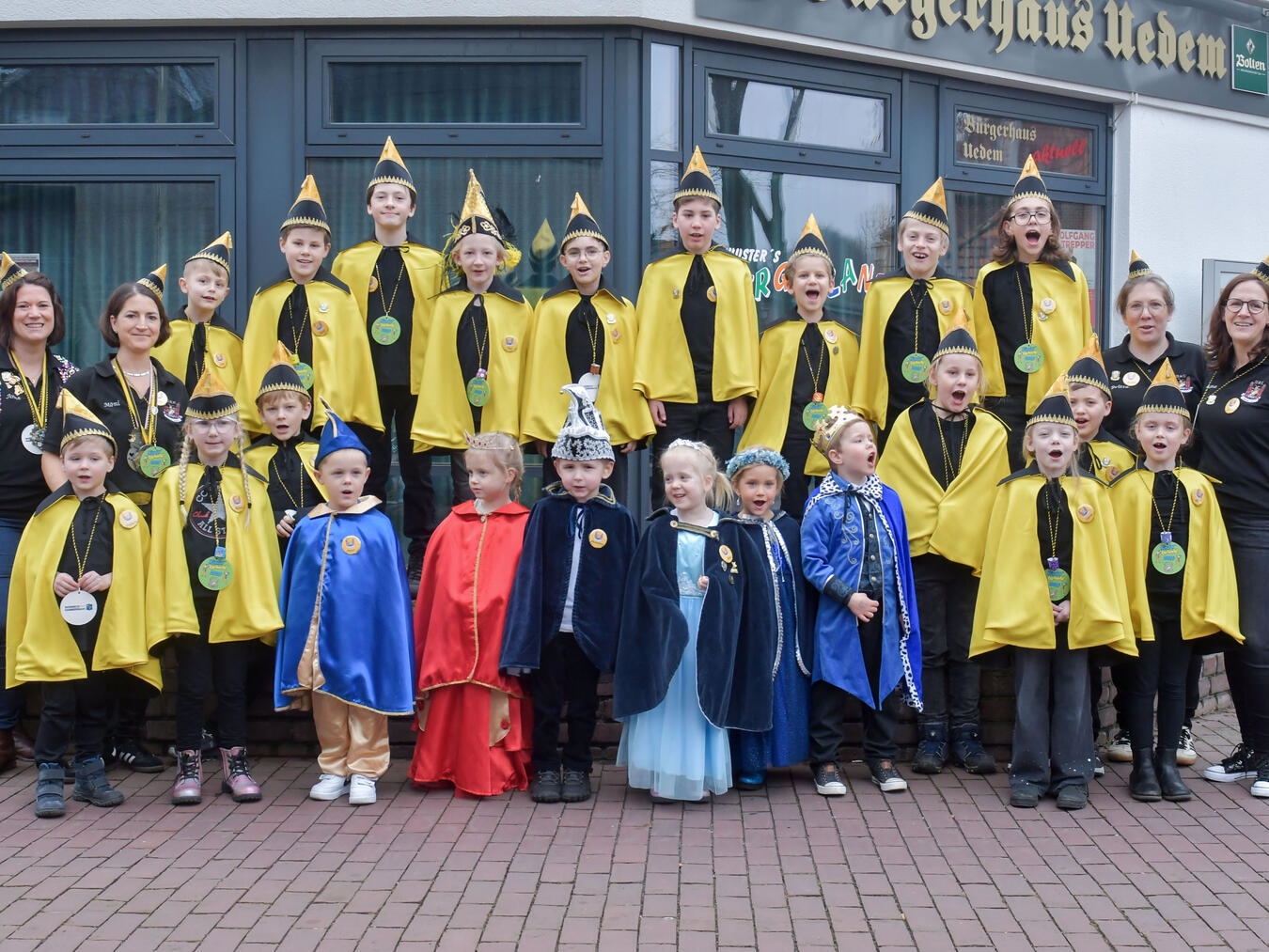 Die Kinderprinzenpaare der Uedemer Kindergärten und der Kinder-Elferrat freuen sich schon auf ihren großen Tag am Veilchendienstag.NN-Foto: Gerhard Seybert