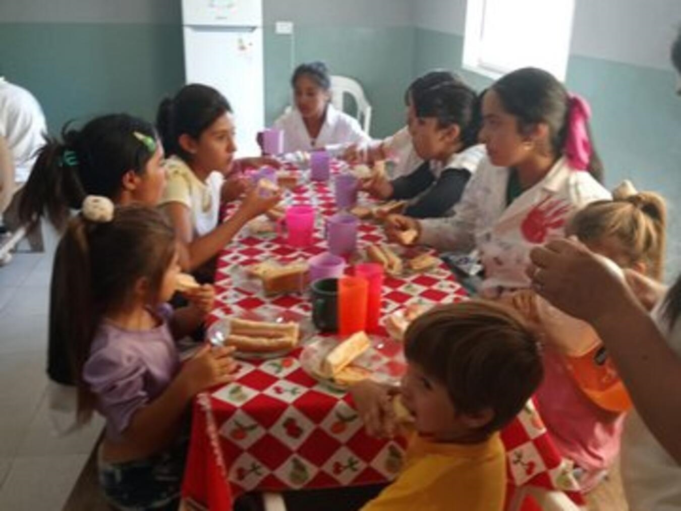 Die Kinderspeisung sorgt für warme Mahlzeiten an den Schulen. Foto: Aktion Anatuya