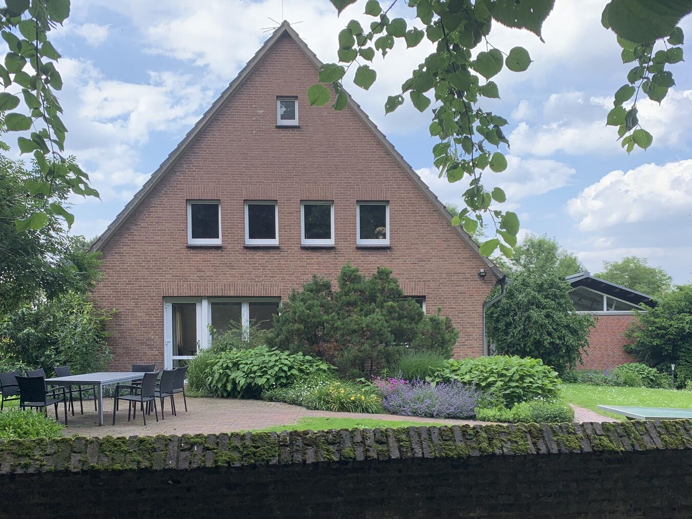Die Kirche als Eigentümer verwaltet das Gebäude des Pfarrheims in Bienen, seit mehr als 30 Jahren hat es aber keine größeren Investitionsmaßnahmen gegeben, wie die Arbeitsgruppe mitteilt. Foto: privat