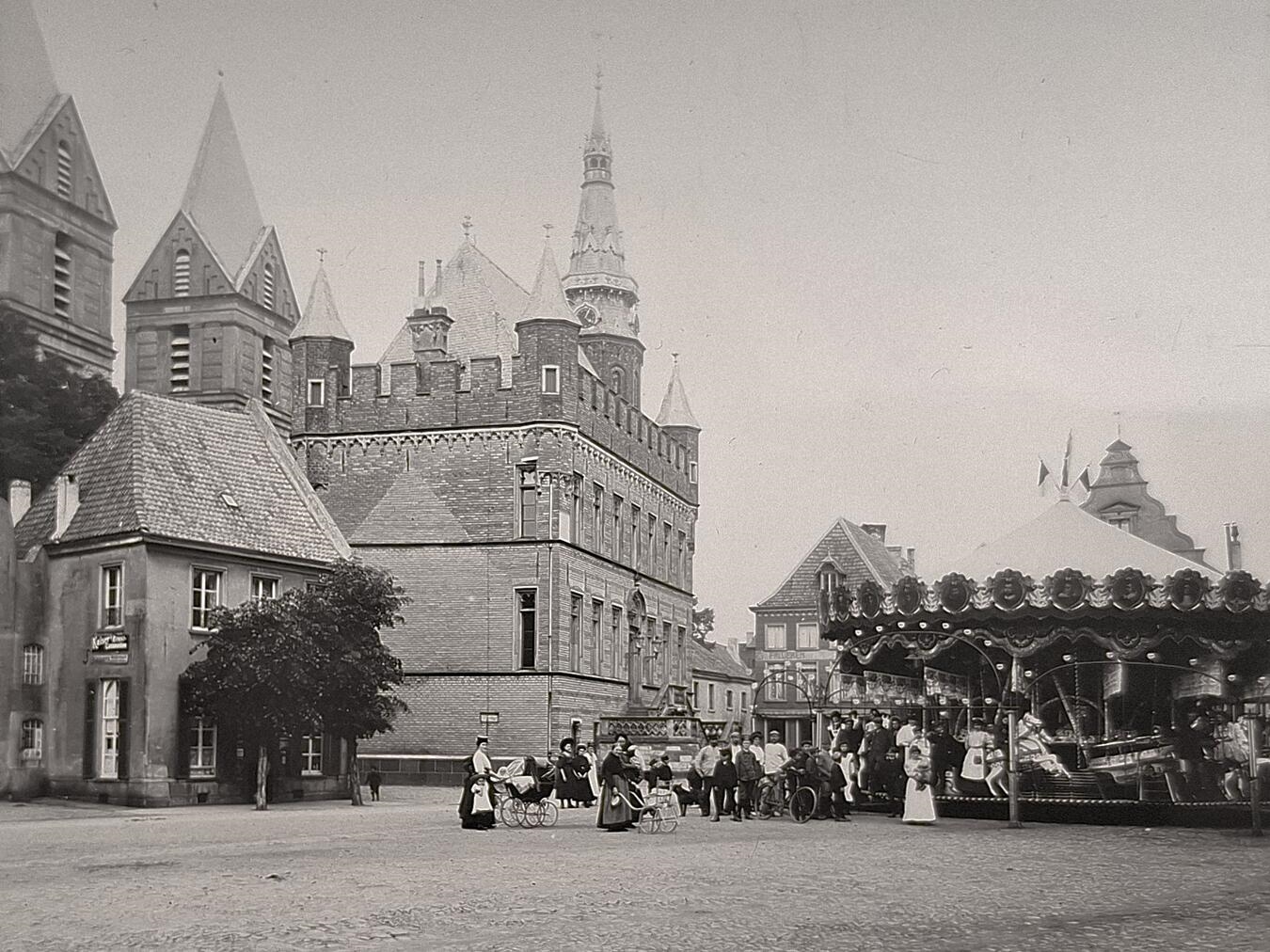 Die Kirmes in Rees um 1920. Foto: privat