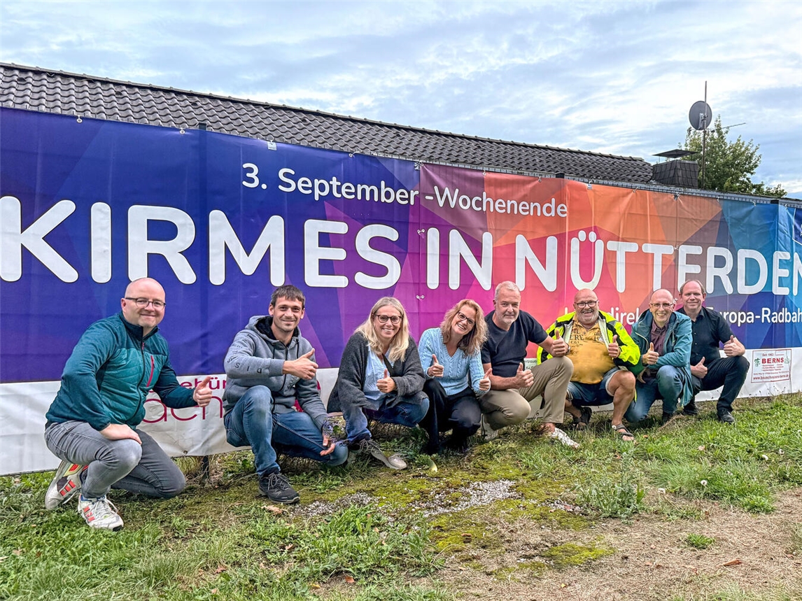 Die Kirmesfreunde der Allgemeinen Schützengesellschaft hoffen auf zahlreiche Besucher zu den Kirmesveranstaltungen in Nütterden (v.l.): Andreas Bouten, Christoph Jansen, Claudia Janßen, das amtierende Königspaar der ASG Marc und Sandra van der Zweep, Jürgen Janssen, Wilbert Pennings und Peter Berns. Foto: Tom Tabery