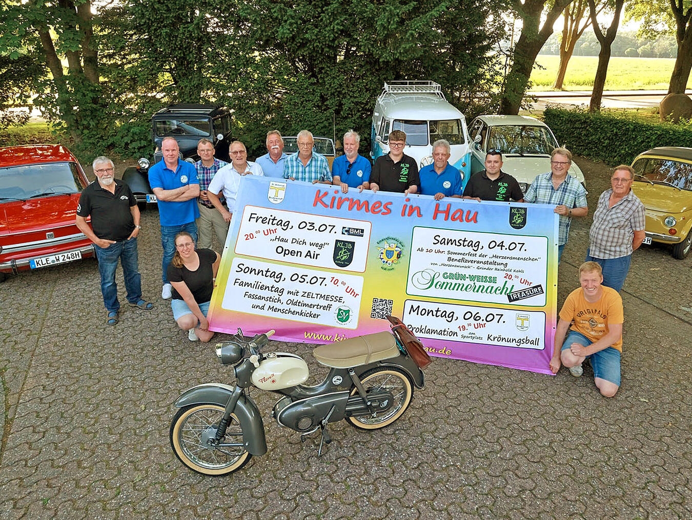 "Gruppe der Kirmesfreunde Hau lächelt beim Kirmeswochenende, Foto von Rüdiger Dehnen"