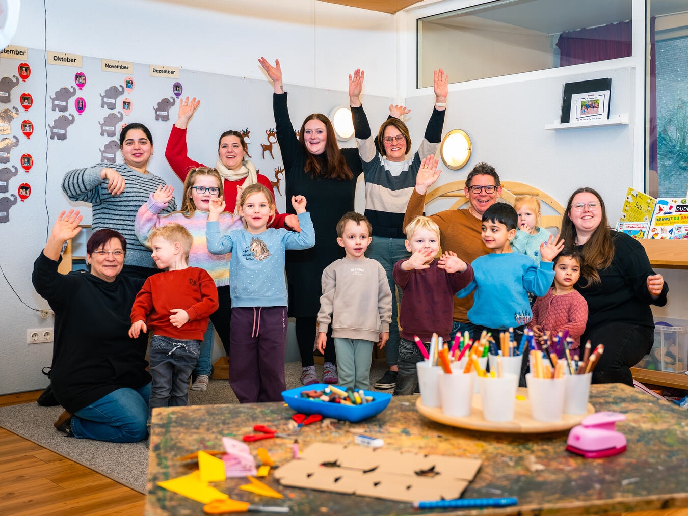 Die Kita Bullerbü ist als Familienzentrum rezertifiziert worden: Kita-Leiterin Ursula Greef (l.) freut sich mit ihrem Team, Mitgliedern des Elternbeirates und den Kindern über die erneute Auszeichnung. Foto:Lebenshilfe im Kreis Kleve / Malte Fiedler