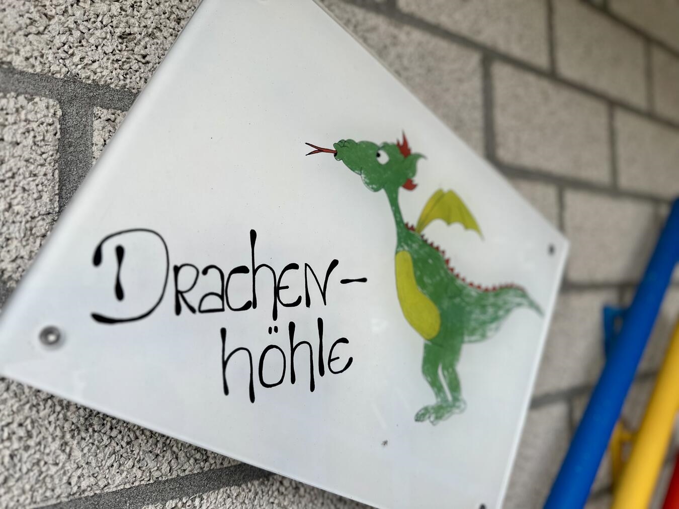 "Sommerfest Kita Drachenhöhle, fröhliche Kinder beim Spielen im Freien"