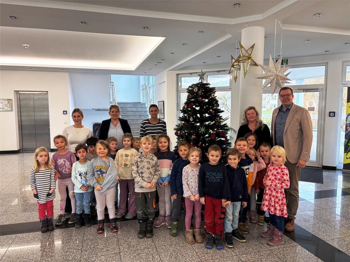 Die Kita-Kinder mit dem Weihnachtsbaum im Rathaus. Foto: Gemeinde Bedburg-Hau