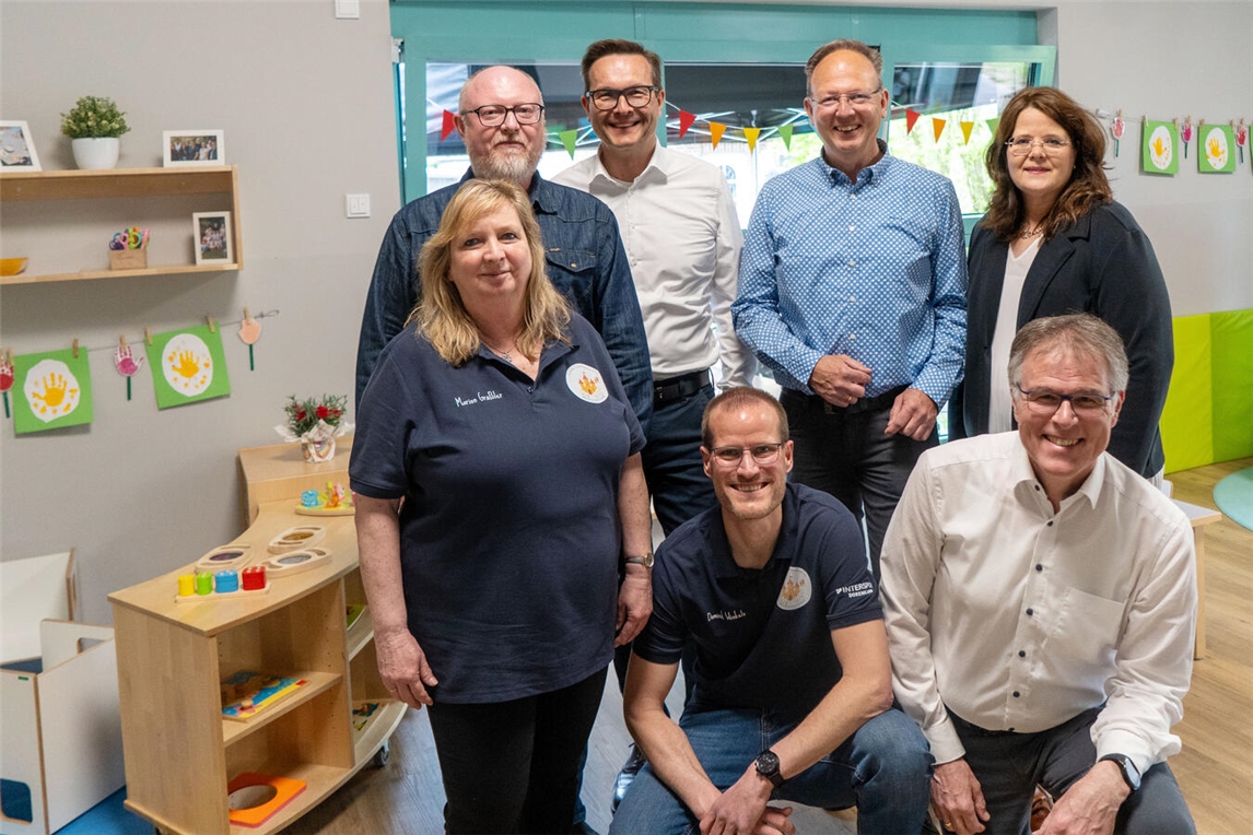 "Kita-Leiterin Marion Gräßler begrüßt Bürgermeister Sven Kaiser in modernisierten Räumen; Foto von Gerhard Seybert"