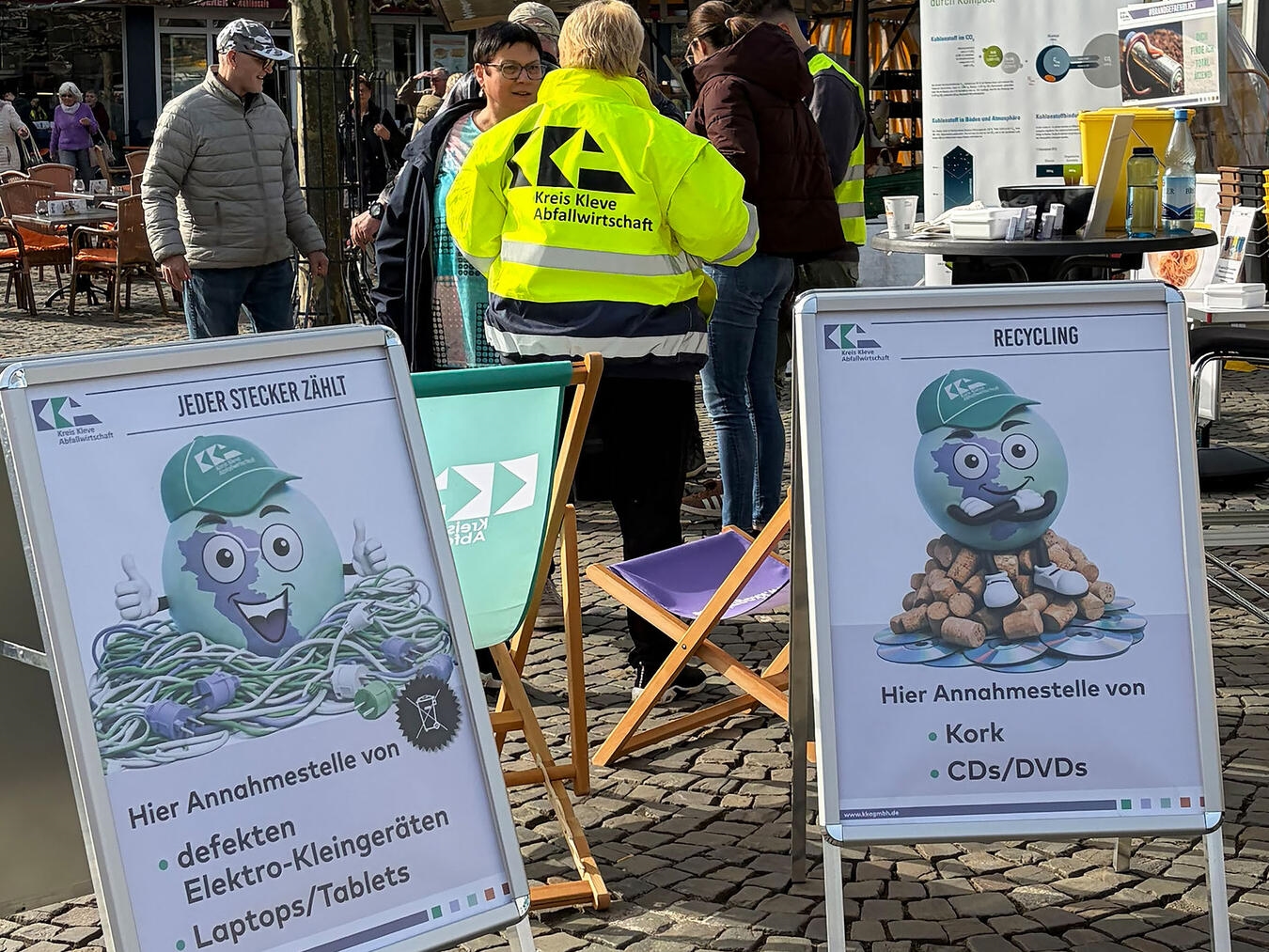 "Besuch der KKA auf dem Wochenmarkt in Emmerich, Foto von Bosdorf"