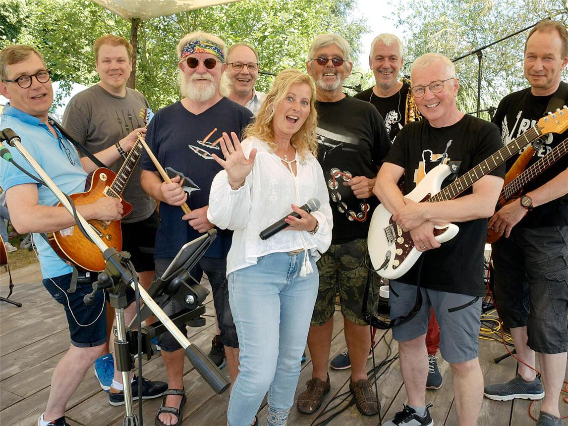 Die Klangfabrik Allstars rocken bis Mitternacht die Bühne.NN-Foto: Rüdiger Dehnen