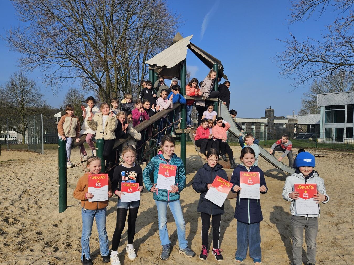 Die Klassenkameraden sind stolz auf die Leistung „ihrer“ mutigen Vorleser. NN-Foto: vs