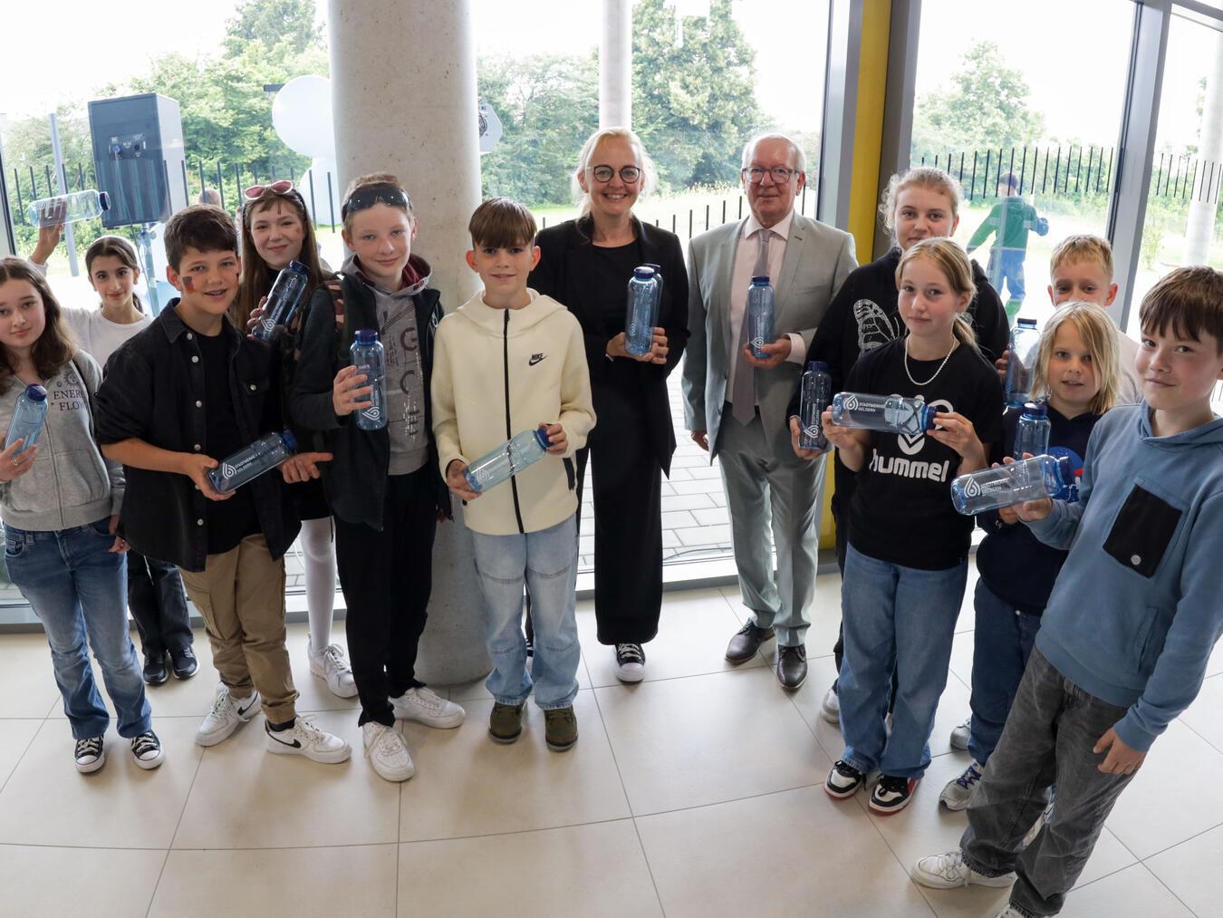 Die Klassensprecher der Klassen 5 bis 7 freuten sich stellvertretend für ihre gesamten Jahrgangsstufen mit Schulleiter Wilfried Schönherr (Bildmitte rechte Seite) über die Trinkflaschen von Stadtwerke-Geschäftsführerin Jennifer Strücker (Bildmitte linke Seite). Foto: privat