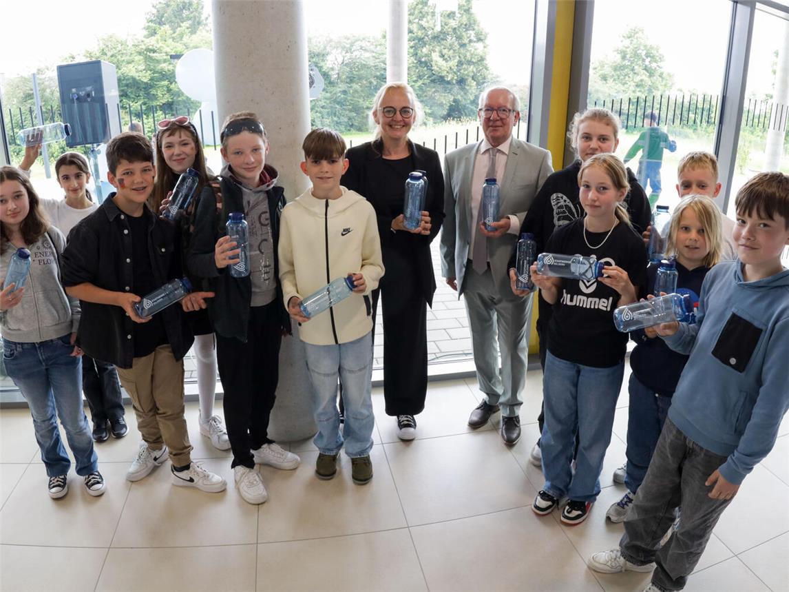Die Klassensprecher der Klassen 5 bis 7 freuten sich stellvertretend für ihre gesamten Jahrgangsstufen mit Schulleiter Wilfried Schönherr (Bildmitte rechte Seite) über die Trinkflaschen von Stadtwerke-Geschäftsführerin Jennifer Strücker (Bildmitte linke Seite). Foto: privat
