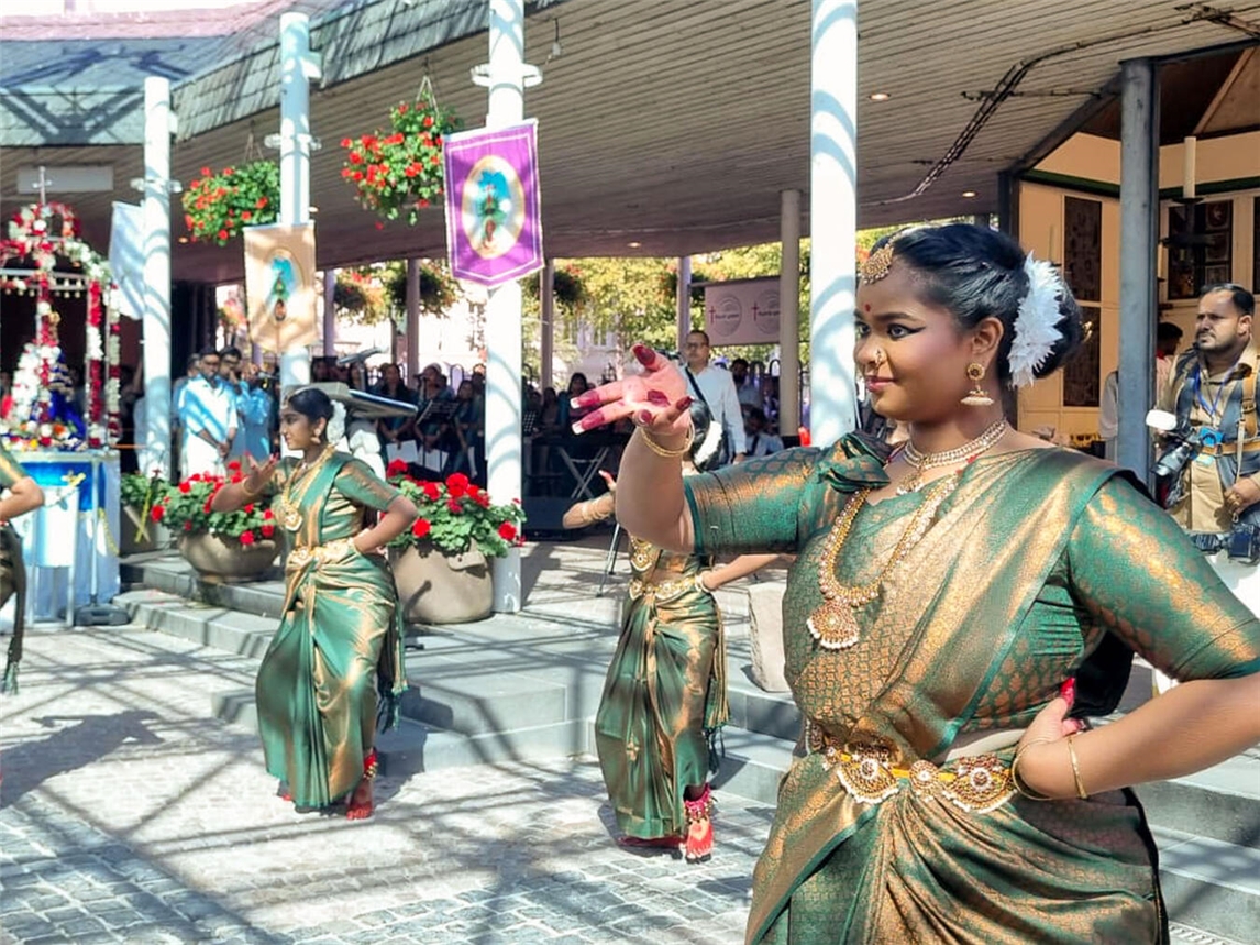 "Bharatanatyam Tanzdarbietung in Kevelaer, klassische indische Tanzkunst, Foto von Anke Gellert-Helpenstein"