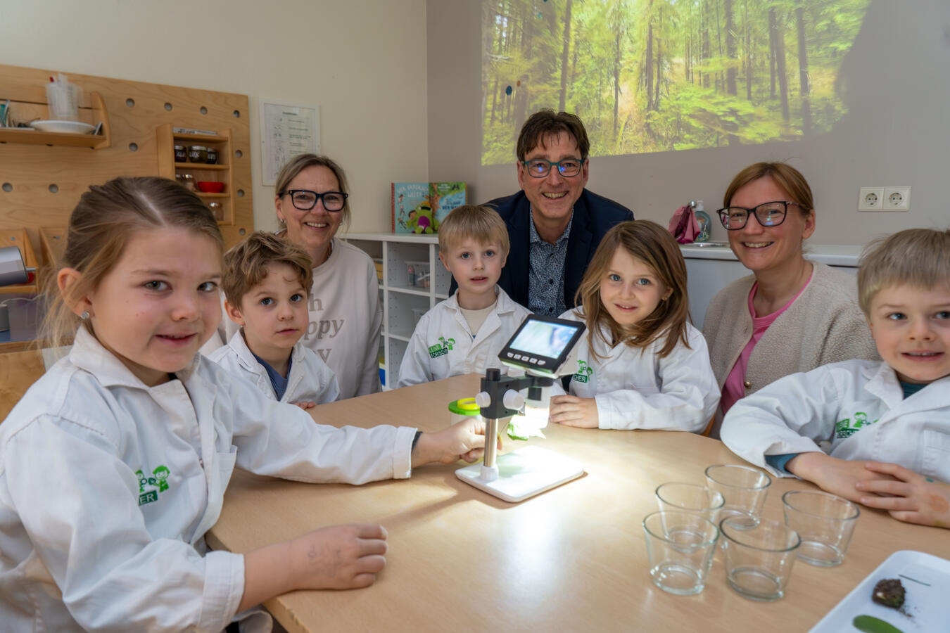 Die kleinen Forschenden gemeinsam mit (hinten, v.l.n.r.) Kita-Leitung Silke Mogritz-Streppel, Volksbank-Geschäftsstellenleiter Markus Bexte und Erzieherin Lisa Höhmann. Foto: Gerhard Seybert