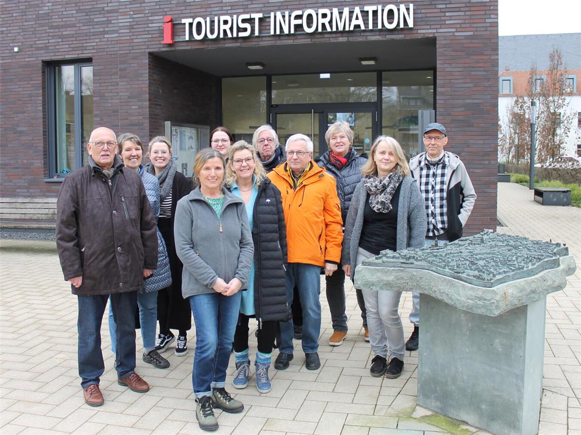 Die Klever Stadtführer und Mitarbeiterinnen der WTM freuen sich auf die neue Saison (v.l.): Norbert Schmitz, Petra Scheike, Kristina Janßen (WTM), Hildegard Liebeton, Antonia Pieper (WTM), Birgit van den Boom, Norbert Leenders, Hans Heinz Hübers, Elisabeth Thönnissen, Martina Gellert (WTM), Jens Werner. Foto: WTM