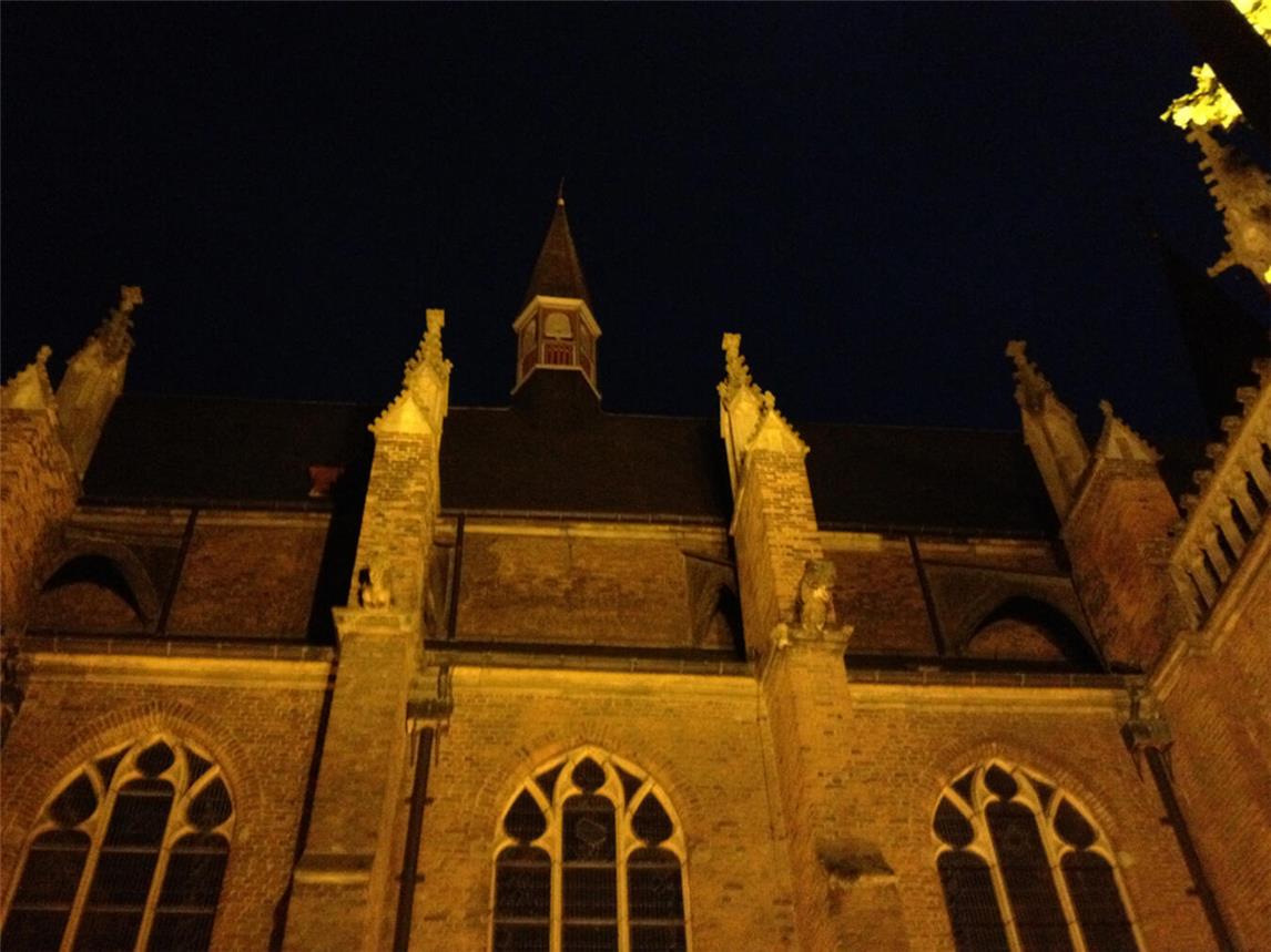 Die Klever Stiftskirche im Dunkeln. Foto: WTM