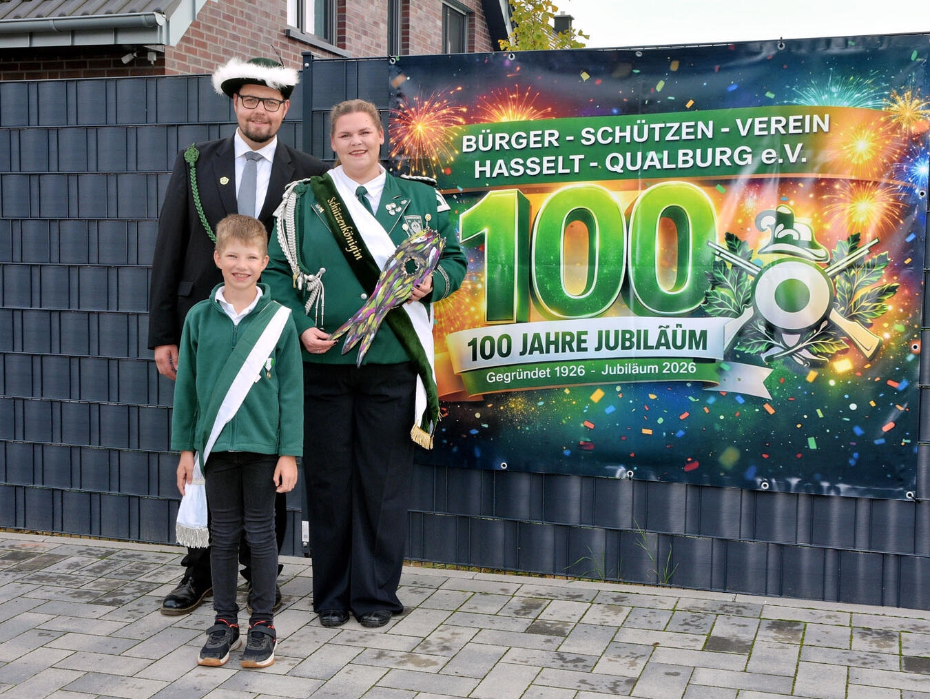 "Königin in spe mit Prinzgemahl und Schülerprinz Simon bei festlichem Anlass"