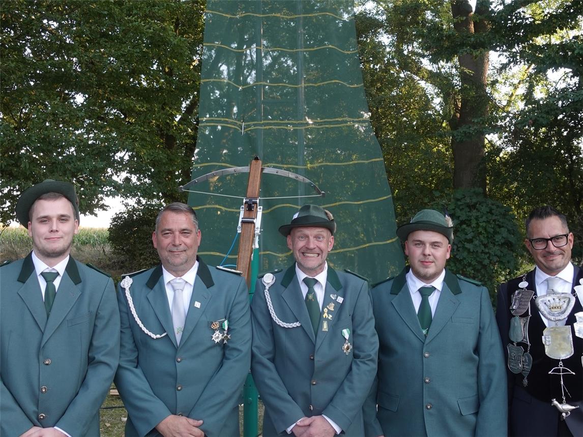 Die Königsaspiranten vor dem Duell am Schießstand. Fotos (3): privat